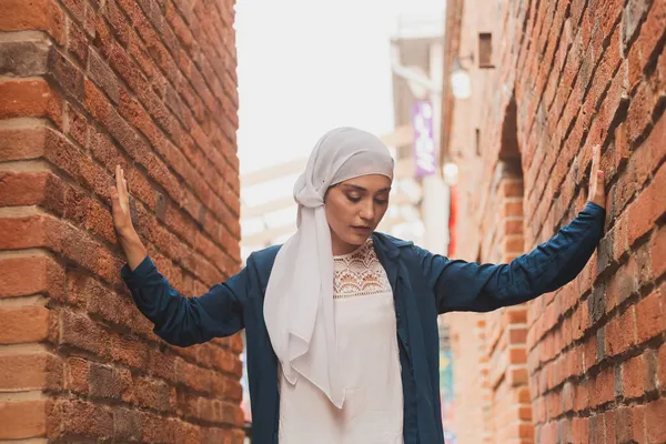 Şık tesettüre sahip kadın modelin şehir arka planında poz vermesi. Tarz sahibi Müslüman kadın tesettür moda portresi konsepti. — Stok fotoğraf