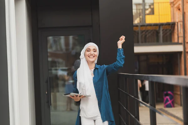 Wanita muslim Arab modern dengan komputer tablet di luar ruangan — Stok Foto