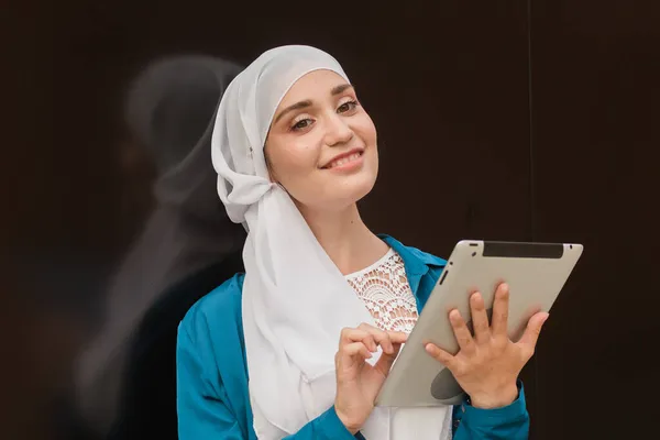 Jovem asiático muçulmano mulher na cabeça cachecol sorriso com tablet móvel — Fotografia de Stock