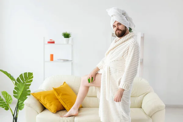 Zabawny brodaty mężczyzna nosi turban ręcznik robi sobie masaż ze szczotką do masażu. Mężczyzna pielęgnacji skóry i koncepcji spa. — Zdjęcie stockowe