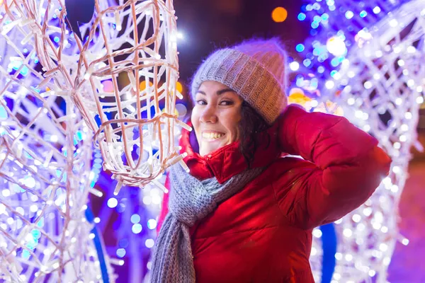 Giovane ragazza piuttosto divertente divertirsi all'aperto in inverno. Natale, città e vacanze invernali concetto. — Foto Stock