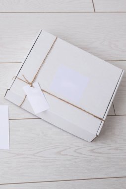 Online mağazadan reklam için bir kutu dolusu yer. İnternet alışverişi ve teslimat konsepti. Model