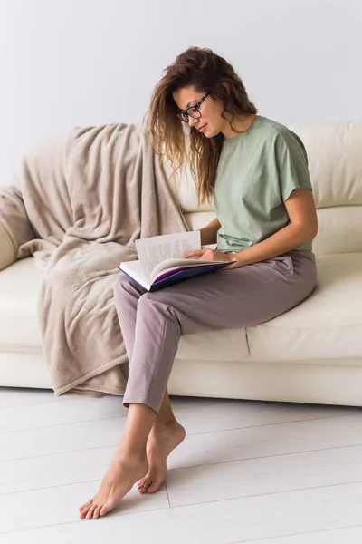 Beau livre de lecture de fille. Concept de détente, vie lente, passe-temps, confort à la maison. Médias sociaux, désintoxication numérique. quarantaine, auto-isolement, phobie sociale . — Photo