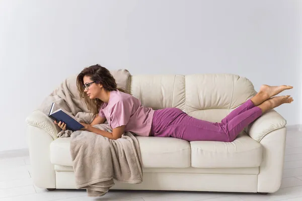 Gyönyörű lány könyvet olvas. Pihenés, lassú élet, hobbi, otthoni kényelem. Közösségi média, digitális méregtelenítés. zár alá vétel, elszigeteltség, társadalmi fóbia. — Stock Fotó
