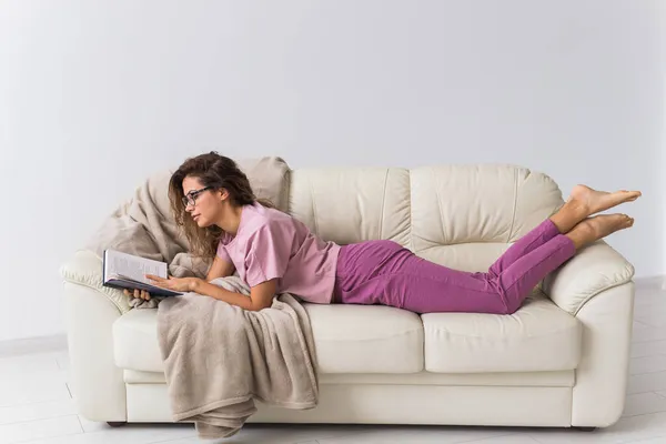 Krásná dívka čte knihu. Pojem relaxace, pomalý život, koníček, pohodlí domova. Sociální média, digitální detox. uzamčení, sebeizolace, sociální fobie. — Stock fotografie