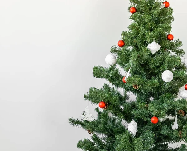 Árvore de Natal decorada em fundo branco, espaço de cópia de modelo de cartão — Fotografia de Stock