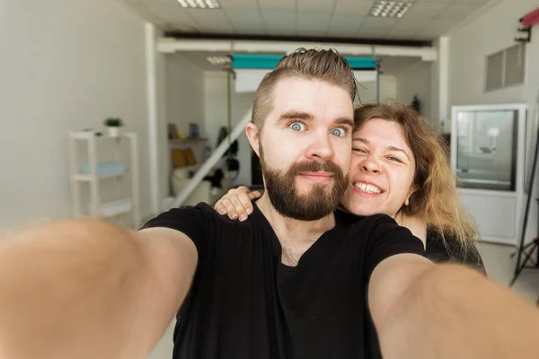 Portret szczęśliwej młodej pary robiącej selfie w pomieszczeniu — Zdjęcie stockowe