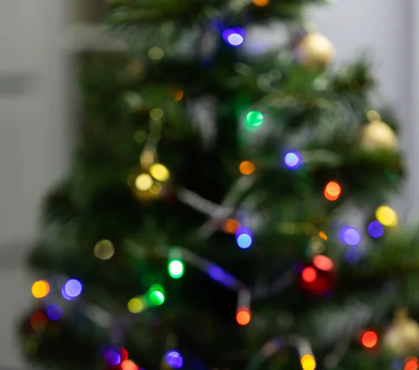 Bokeh árvore de natal fundo com luzes desfocadas — Fotografia de Stock