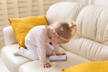 Koklear implantı olan bebek evde eğleniyor. Sağırlık ve tıbbi teknoloji kavramı.