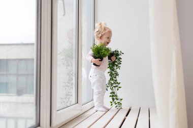 Koklear implantı olan bebek evde eğleniyor. Sağırlık ve tıbbi teknoloji kavramı.