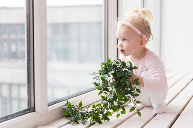 Koklear implantı olan bebek evde eğleniyor. Sağırlık ve tıbbi teknoloji kavramı.