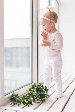 Koklear implantı olan bebek evde eğleniyor. Sağırlık ve tıbbi teknoloji kavramı.