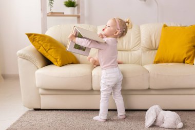 Koklear implantı olan bebek evde eğleniyor. Sağırlık ve tıbbi teknoloji kavramı.