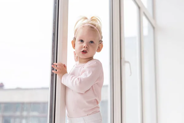 Baby mit Cochlea-Implantaten hat Spaß zu Hause. Gehörlosigkeit und medizintechnisches Konzept. — Stockfoto