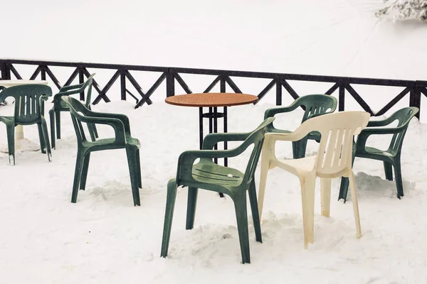 Μια βεράντα με χιόνι. Χειμερινό χιονοδρομικό κέντρο καφέ — Φωτογραφία Αρχείου