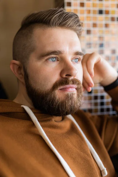 Retrato de cerca de un hombre barbudo brutal. Gen z chico retrato estilo de vida. — Foto de Stock