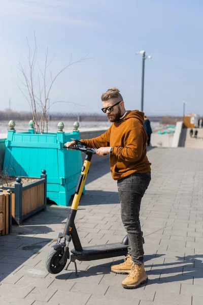 Knappe man die rijdt op elektrische moderne scooter. Ecologisch vervoer, technologisch concept — Stockfoto