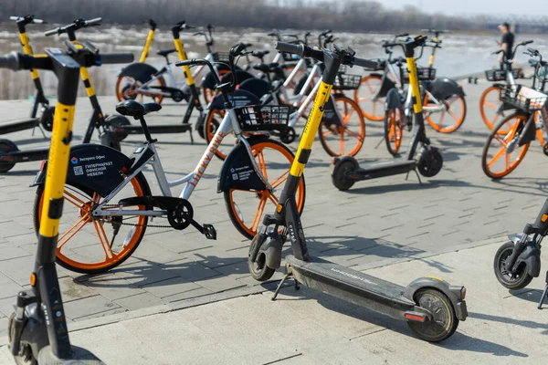 Oufa, Russie 11 juin 2019 photos de bicyclettes et scooters électriques à louer dans les rues centrales de Oufa — Photo