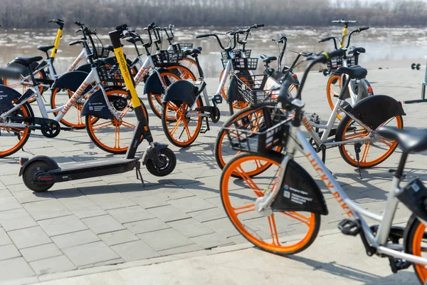 Oufa, Russie 11 juin 2019 photos de bicyclettes et scooters électriques à louer dans les rues centrales de Oufa — Photo