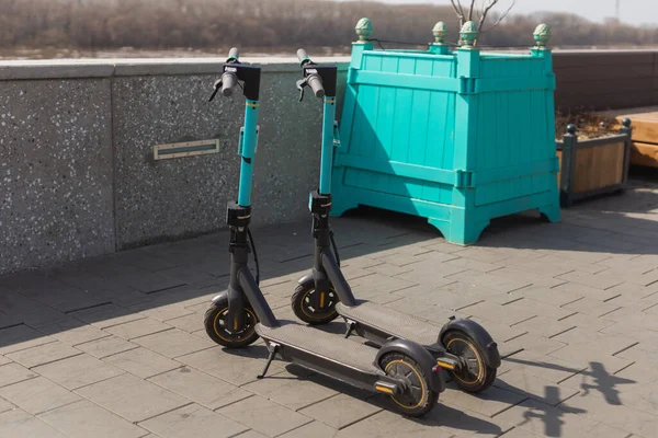 Moderne elektrische scooter parkeren op straat. — Stockfoto