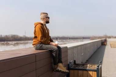 Sakallı adam bahar gezintisinde milkshake içiyor. İçkiler alıp götürür ve yeni nesil gençlik konseptini oluşturur. Reklam için boşluk kopyala