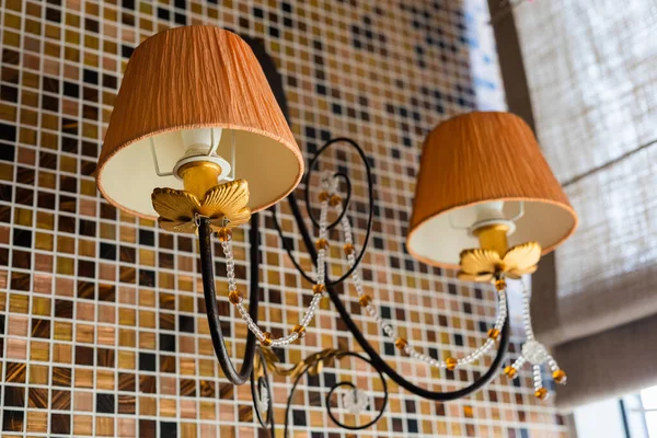 Twee-lamp sconce met twee stof oranje lampenkappen. Klassieke wandlamp in restaurant of hotel — Stockfoto