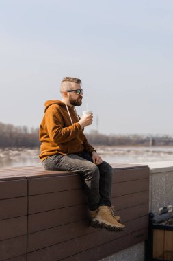 İlkbahar zamanı elinde kokteyl tutan şık, yakışıklı bir hippi. Boşluğu kopyala