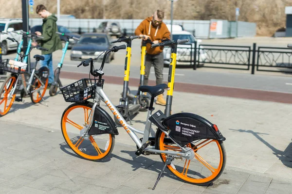 2019年6月11日，俄罗斯乌法，乌法中央街道上自行车和电动车租金的照片 — 图库照片