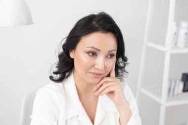 Yakından bakınca, saf portre genç, çekici Hintli kadın. Mükemmel cilt kozmetolojisi ve makyaj konsepti