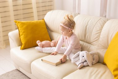 Koklear implantı olan bebek evde eğleniyor. Sağırlık ve tıbbi teknoloji kavramı.