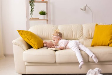 Koklear implantı olan bebek evde eğleniyor. Sağırlık ve tıbbi teknoloji kavramı.