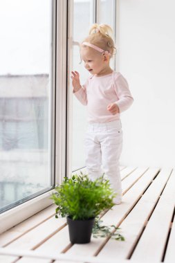 Koklear implantı olan bebek evde eğleniyor. Sağırlık ve tıbbi teknoloji kavramı.