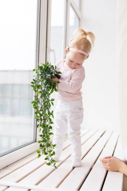 Koklear implantı olan bebek evde eğleniyor. Sağırlık ve tıbbi teknoloji kavramı.
