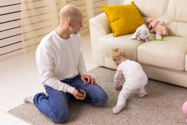 Koklear implantı olan bebek evde eğleniyor. Sağırlık ve tıbbi teknoloji kavramı.