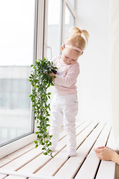 Koklear implantı olan bebek evde eğleniyor. Sağırlık ve tıbbi teknoloji kavramı.