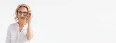 Gözlüklü çekici genç kadın. Görüş gözlüğü. Optik mağazası.