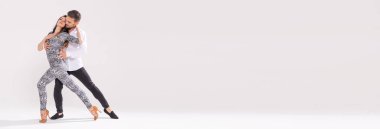 Sosyal dans, bachata, kizomba, tango, insanlar kavramı - genç çift beyaz arka plan üzerinde dans