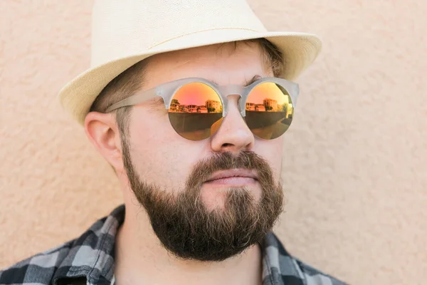 Retrato Hombre Guapo Con Sombrero Verano Camisa Cuadros Sonriendo Feliz —  Fotos de Stock