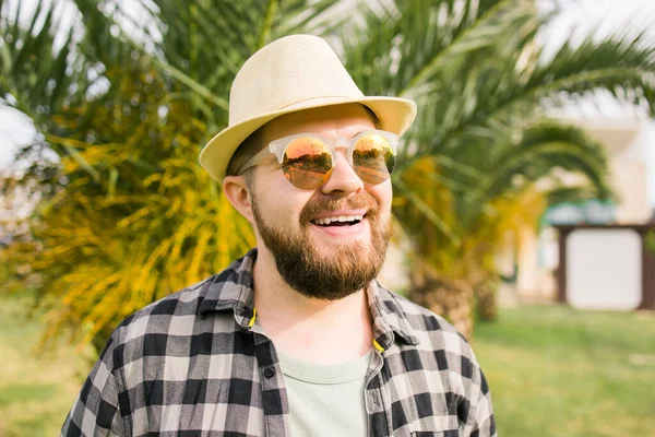 Rindo Homem Atraente Usando Chapéu Sobre Palmeira Fundo Emoção Férias — Fotografia de Stock