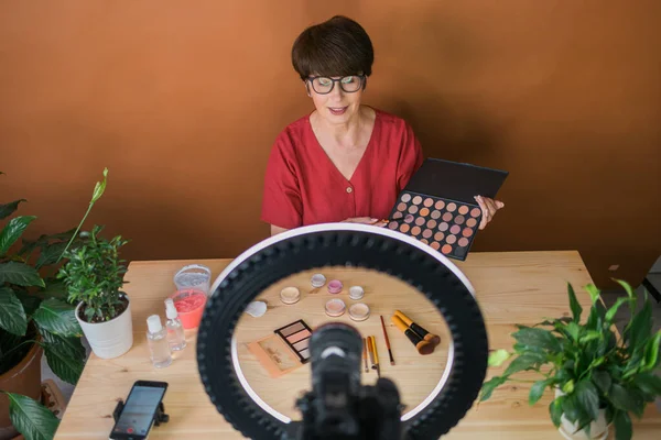 Middle Aged Female Beauty Blogger Influencer Makeup Product Recording Video — Stockfoto