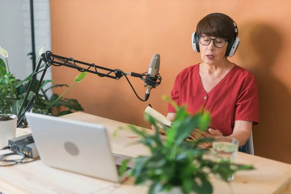 Mature Woman Making Podcast Recording Her Online Show Attractive Business — Photo