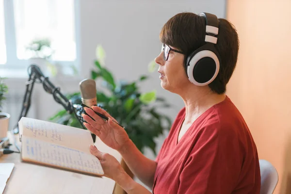 Middle Aged Female Radio Presenter Talking Microphone Reading News Radio — Foto Stock