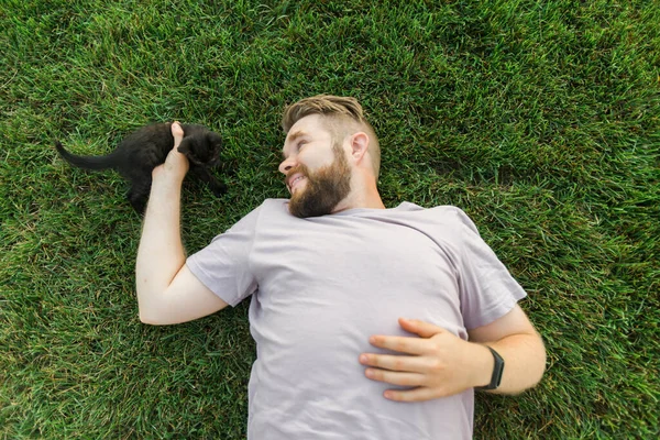 Man Little Kitten Lying Playing Grass Friendship Love Animals Pet — ストック写真