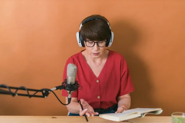 Middle Aged Female Radio Presenter Talking Microphone Reading News Radio — Stock Photo, Image