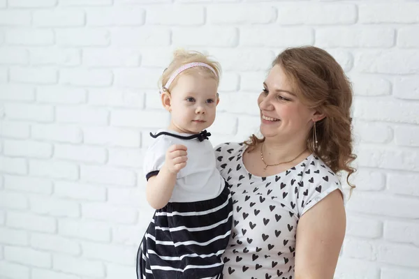 Moeder Helpt Haar Dove Dochtertje Hoortoestel Het Oor Van Een — Stockfoto