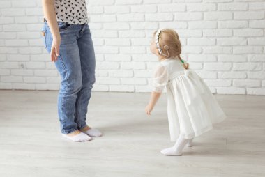 Bebek kulağına işitme cihazı ya da koklear implant takılmış. Evde işitme cihazı takan küçük bir çocuk. Sağırlık