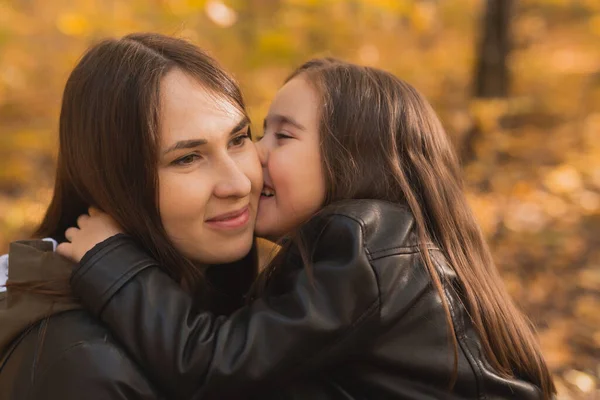 Niña Jugando Con Madre Parque Otoño —  Fotos de Stock