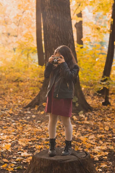 Una Niña Pequeña Tomar Una Foto Con Vieja Cámara Retro —  Fotos de Stock