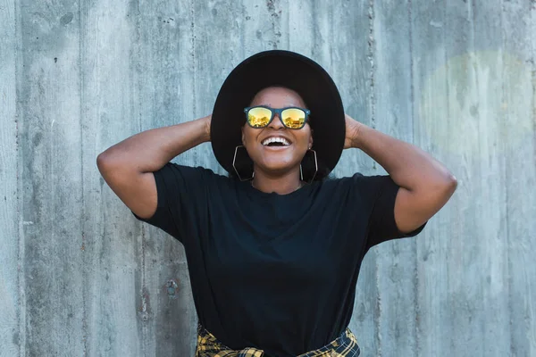 Retrato Close Jovem Menina Afro Americana Elegante Com Cabelo Encaracolado — Fotografia de Stock