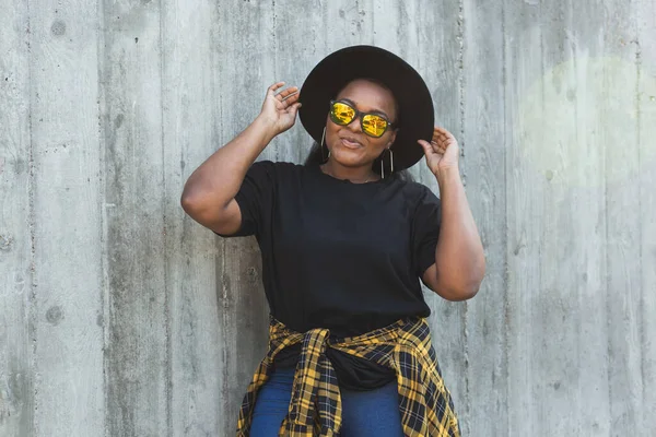 Close Portrait Stylish Young African American Girl Curly Hair Fashionable — Stock Photo, Image